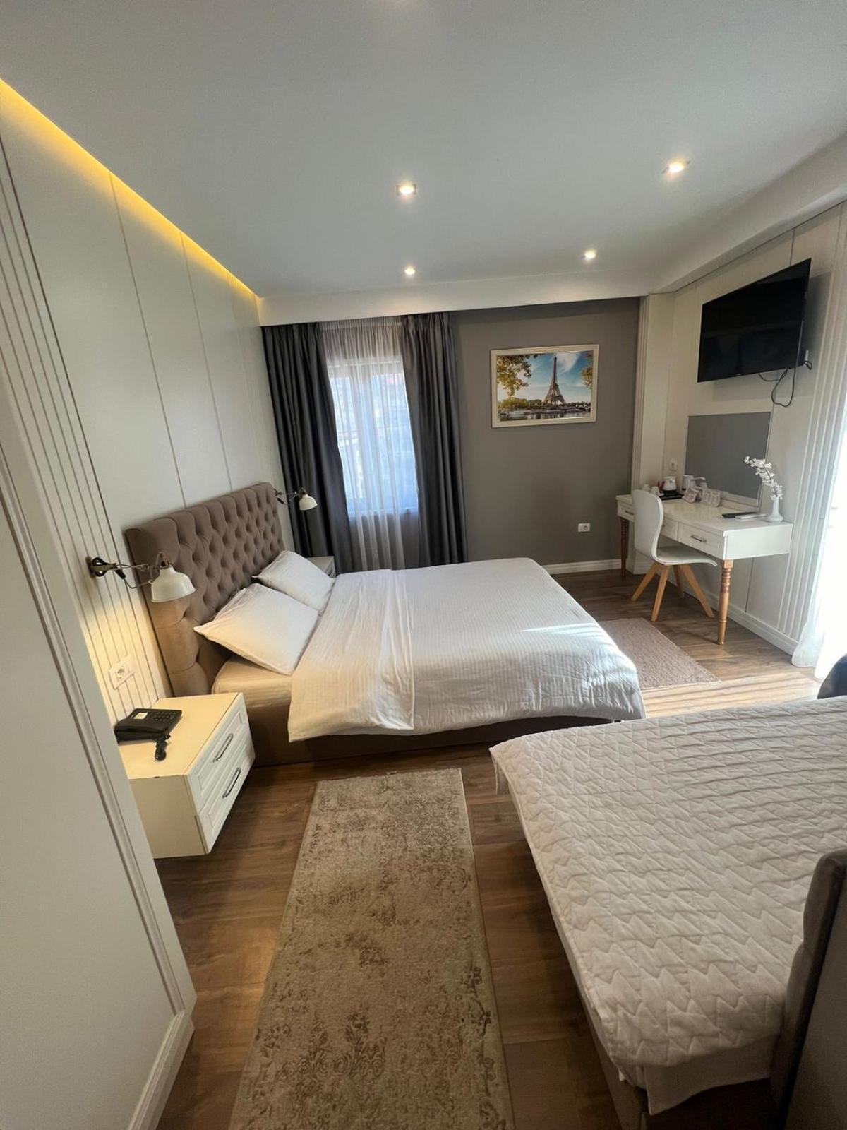 Hotel Romeo Korce Bagian luar foto