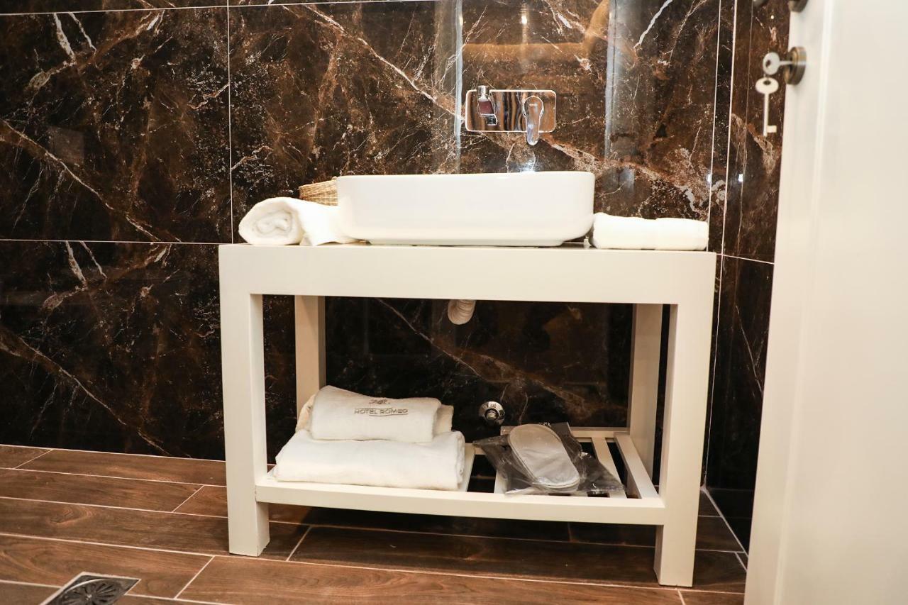 Hotel Romeo Korce Bagian luar foto