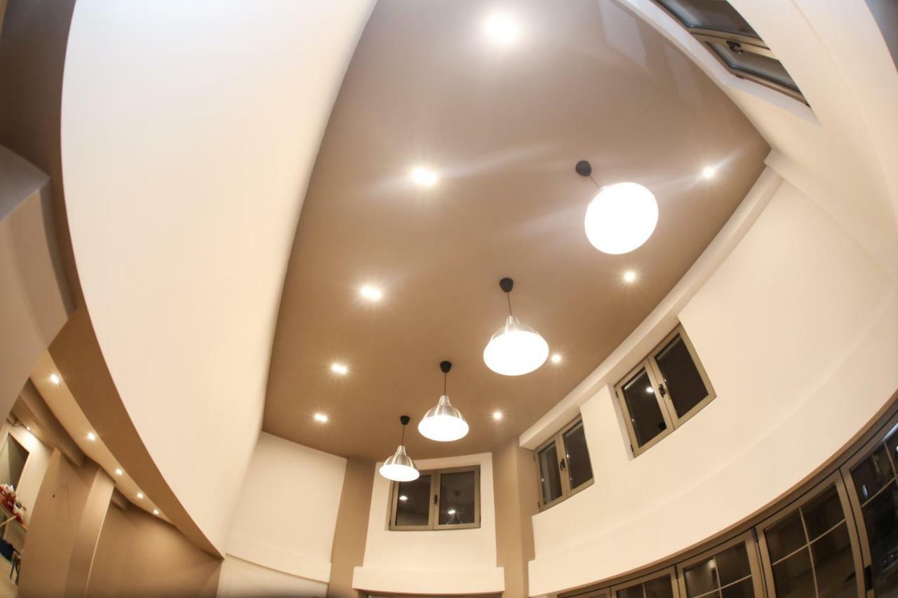 Hotel Romeo Korce Bagian luar foto